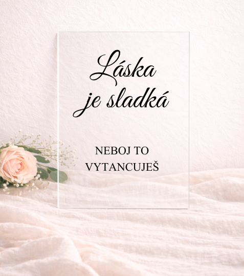 Cedulka z plexiskla Láska je sladká s popiskem