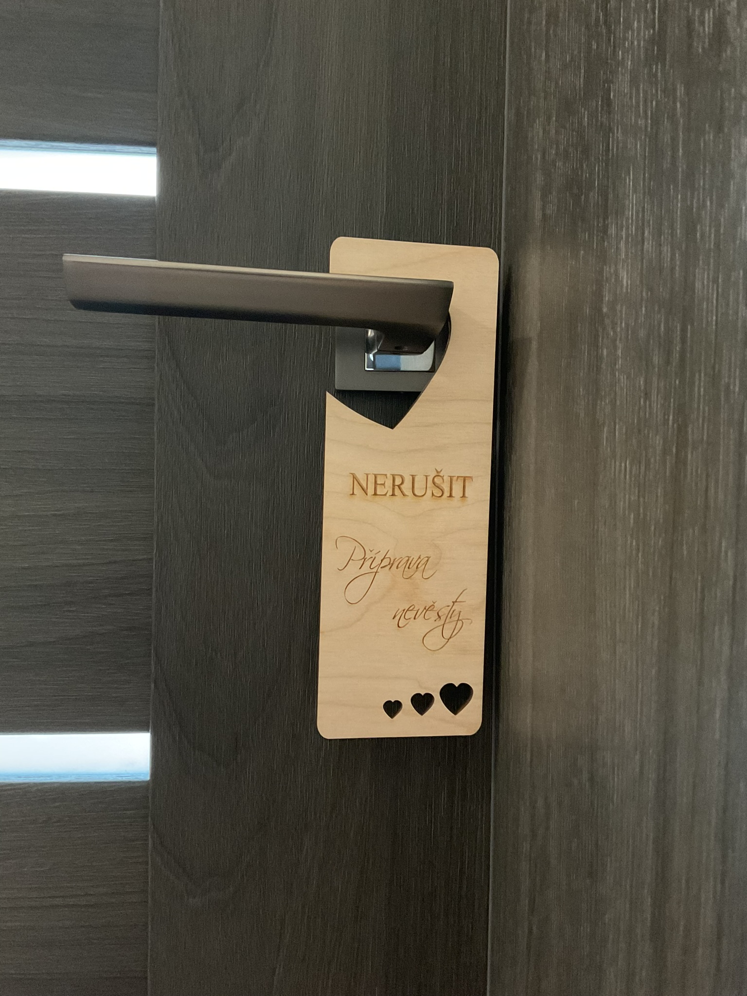 Svatební visačka na dveře Příprava nevěsty srdíčka